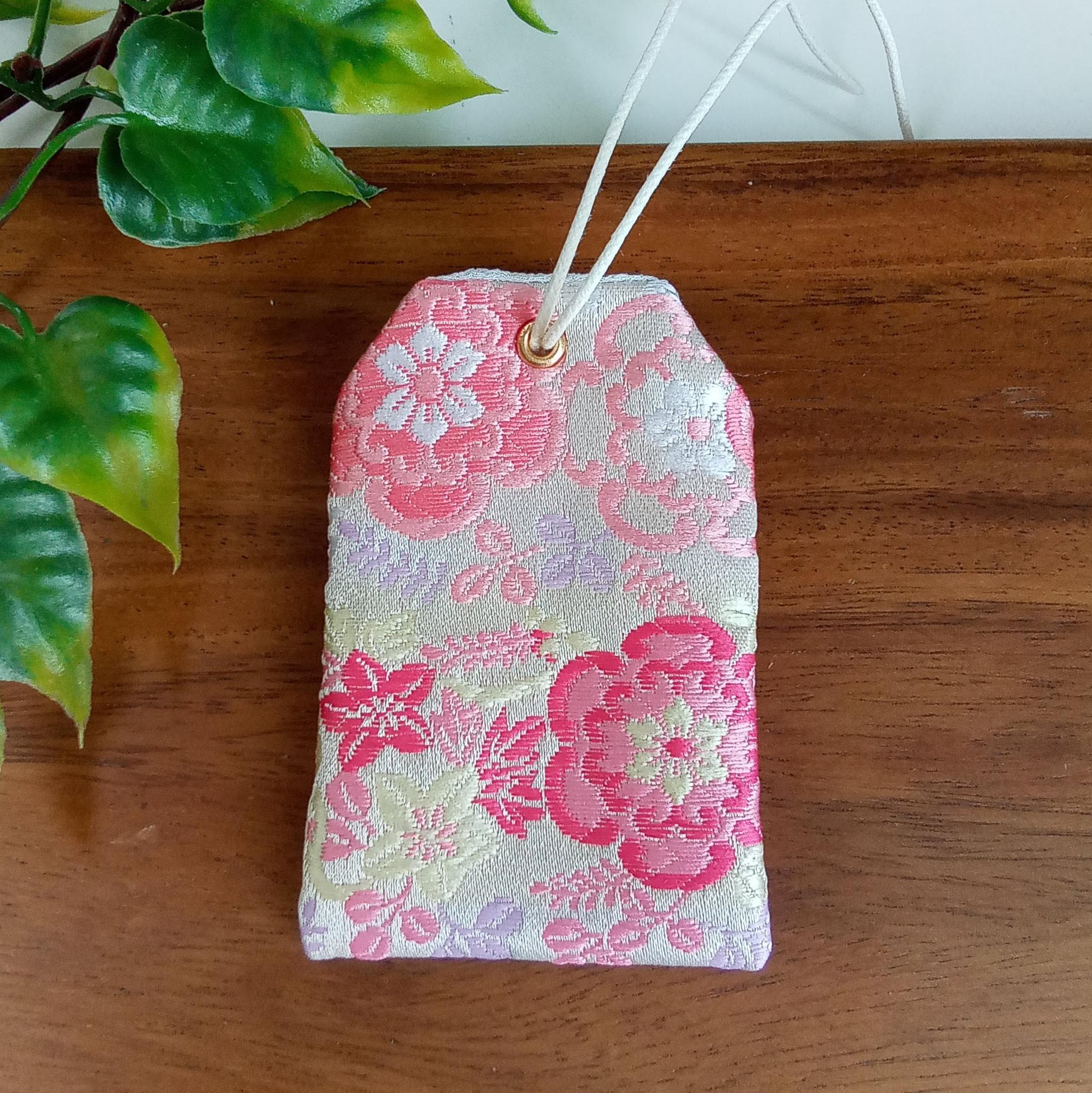 ❁新作❁ お守り袋 金襴 ❋蔓華文(シャンパン)❋ セット売りもあります | 8枚目